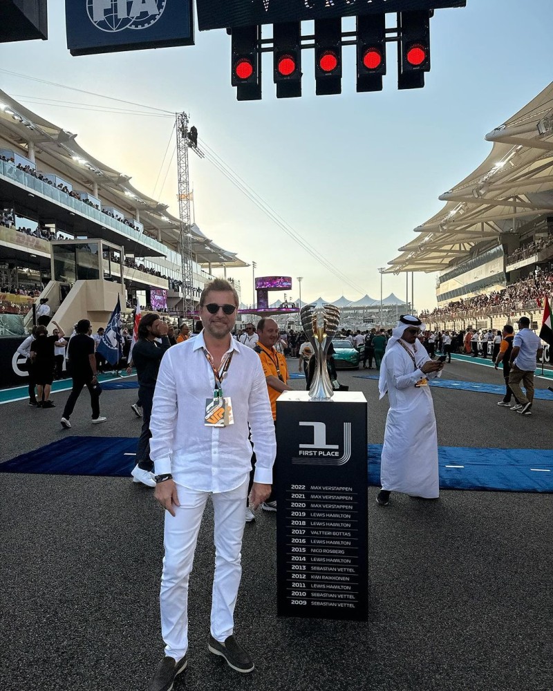 engin altan duzyatan abu dabi de formula 1 i takip etti irina shayk ve chris hemsworth ile bulustu